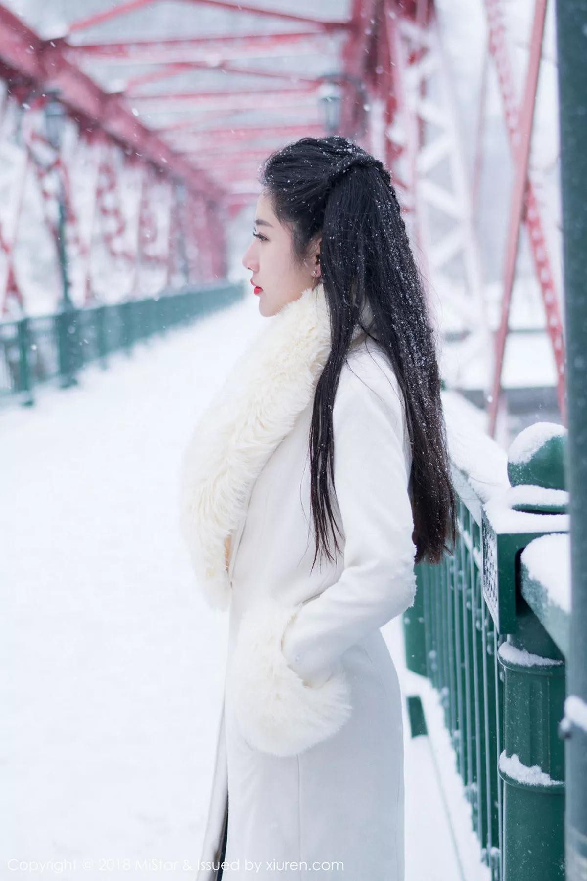 秀人集.com_[MiStar魅妍社]Vol.216_女神陈嘉嘉Tiffany北海道旅拍红色肚兜配丁字裤诱惑写真35P