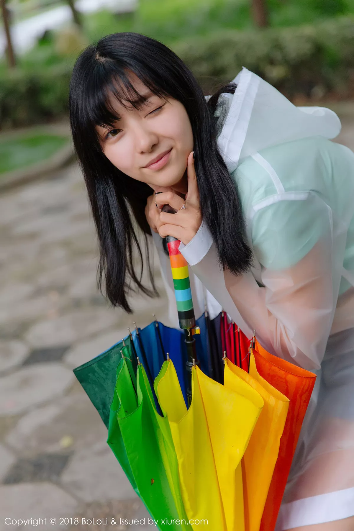 秀人集.com_[Tukmo兔几盟]Vol.106_嫩模球球雨天公园透明雨衣秀性感牛仔热裤迷人写真38P