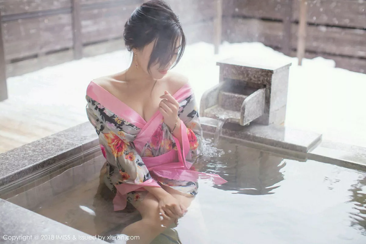 秀人集.com_[IMISS爱蜜社]Vol.221_女神许诺Sabrina北海道旅拍白色蕾丝内衣丝袜美腿诱惑写真50P