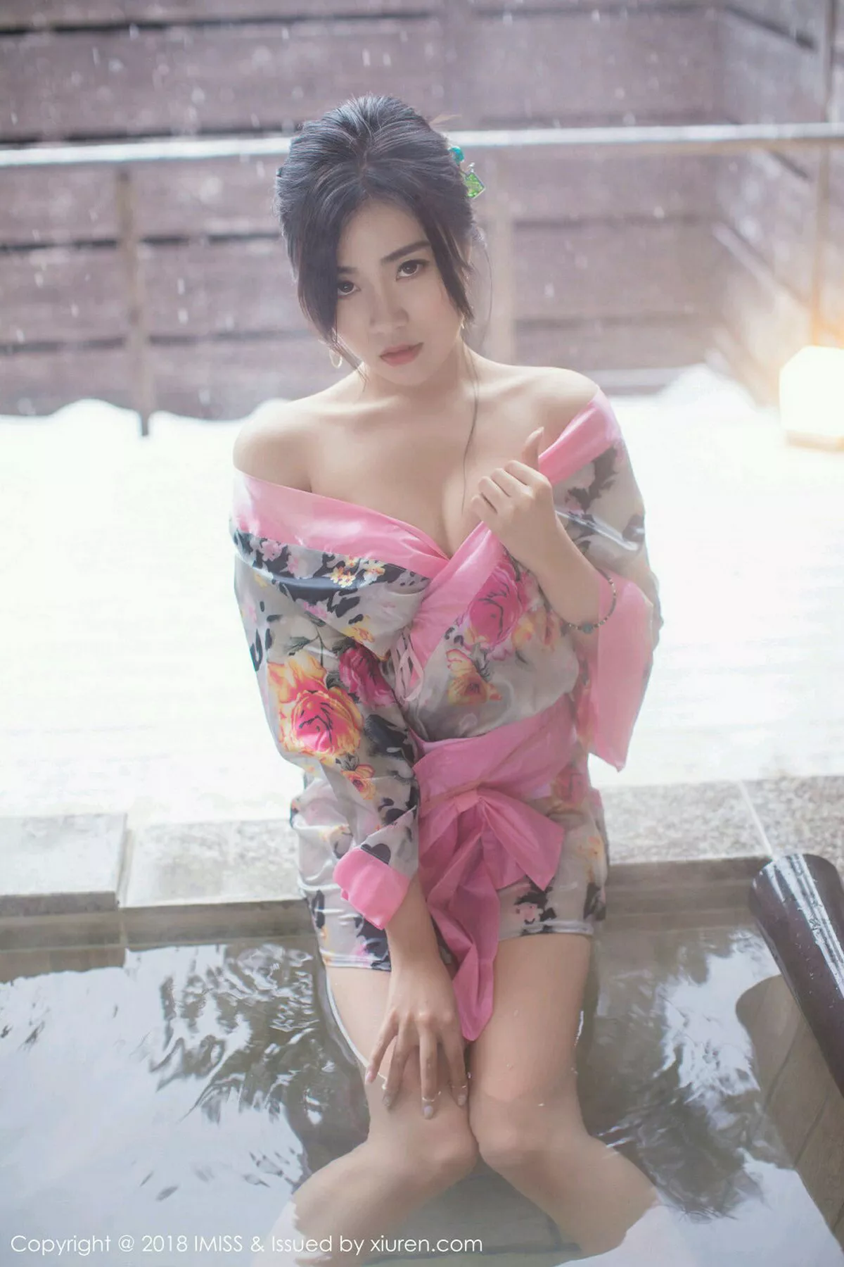 秀人集.com_[IMISS爱蜜社]Vol.221_女神许诺Sabrina北海道旅拍白色蕾丝内衣丝袜美腿诱惑写真50P