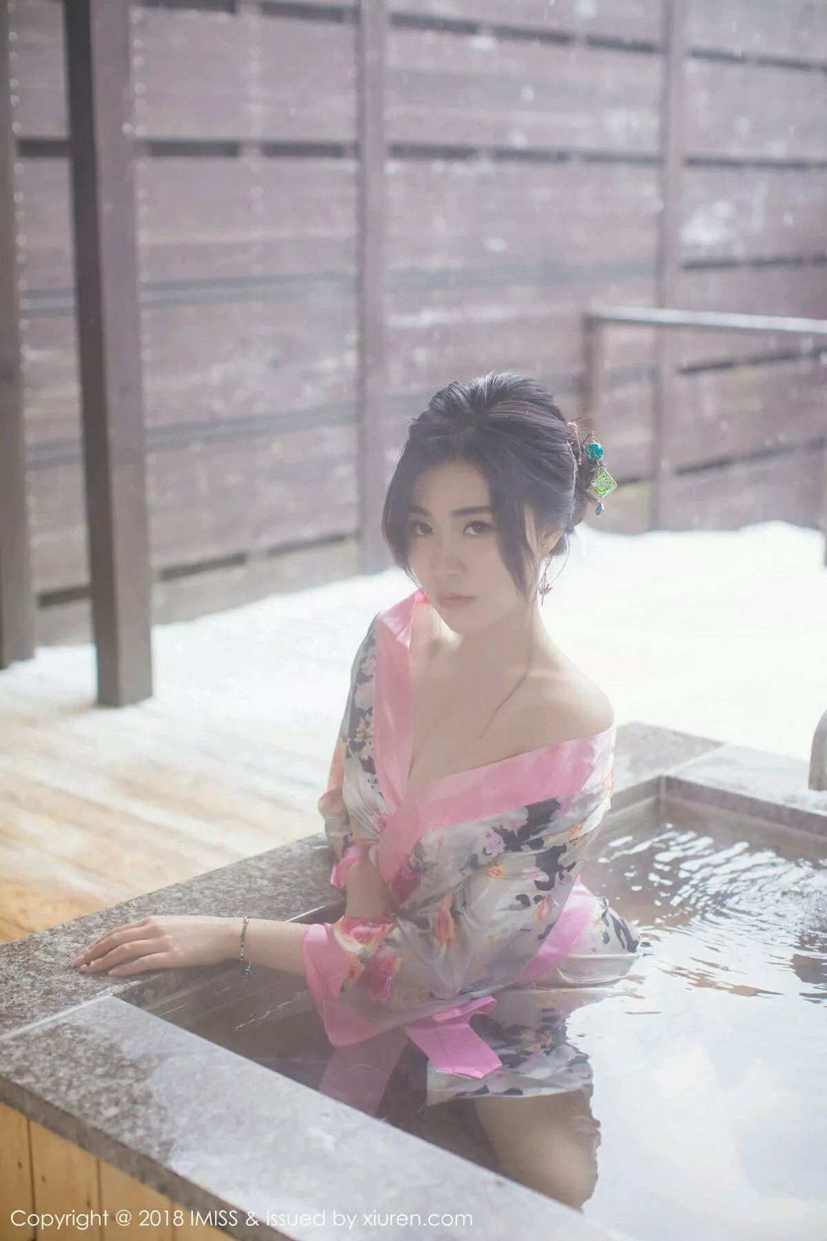 秀人集.com_[IMISS爱蜜社]Vol.221_女神许诺Sabrina北海道旅拍白色蕾丝内衣丝袜美腿诱惑写真50P