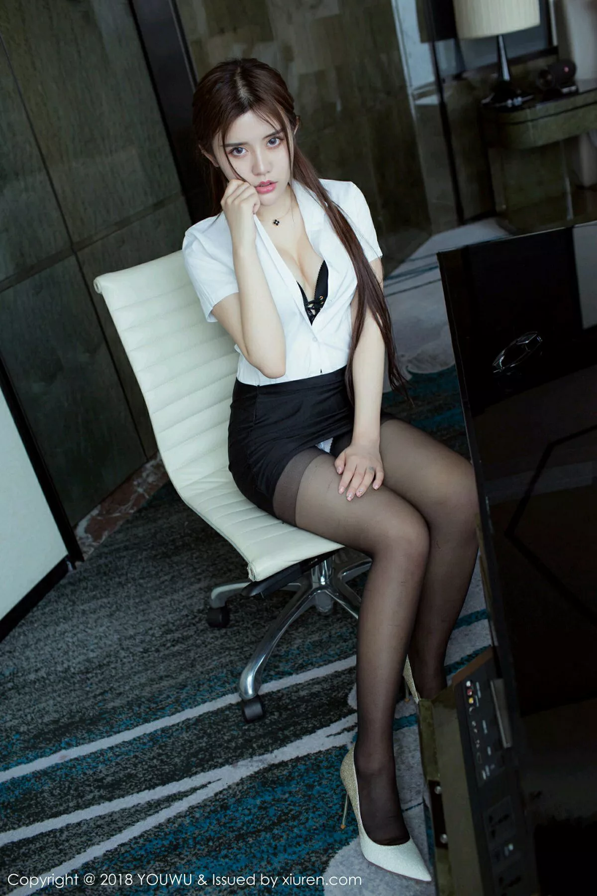 秀人集.com_[YouWu尤物馆]Vol.081_嫩模兔子Nina职场OL白寸衫配黑丝裤袜秀性感内衣诱惑写真42P