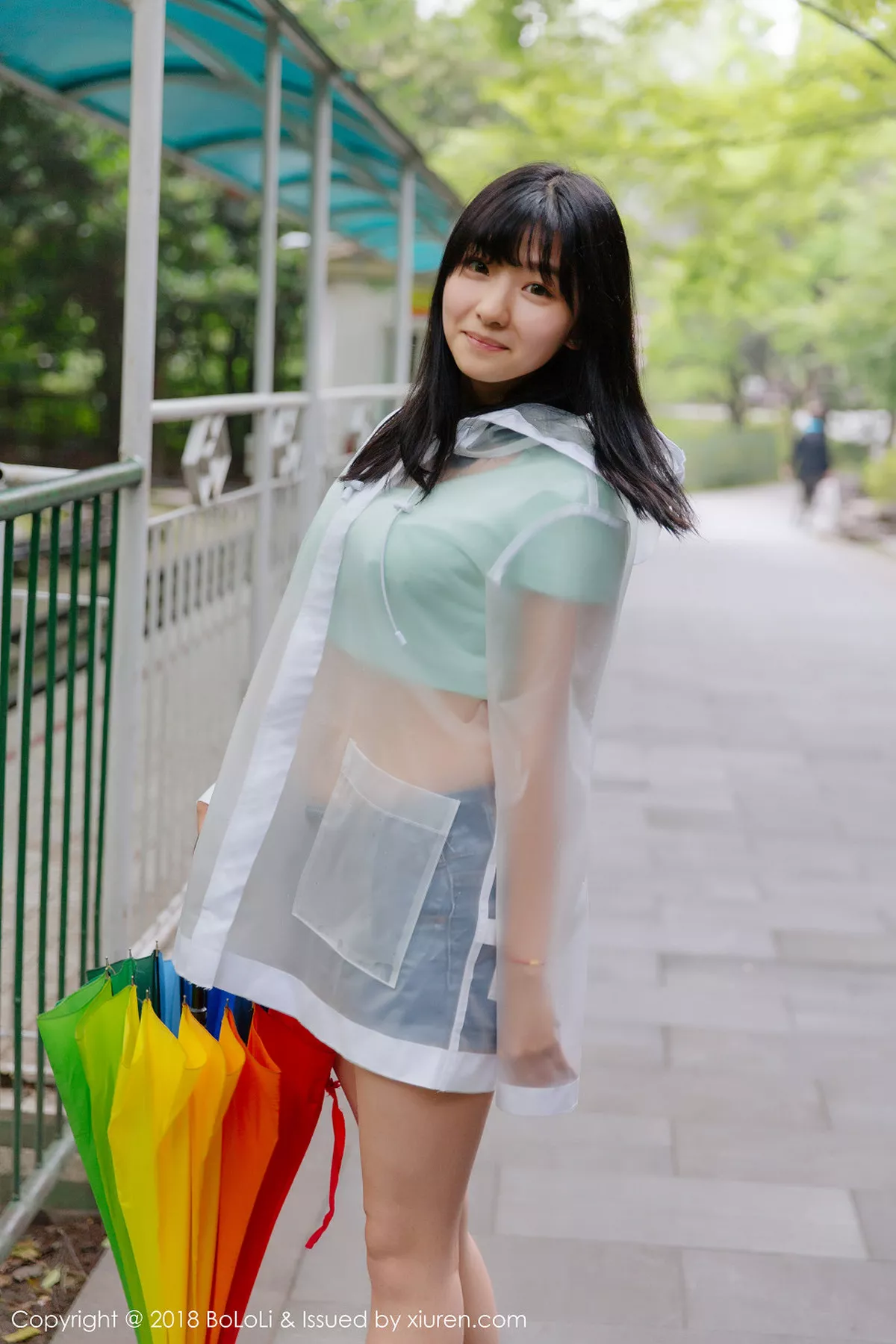 秀人集.com_[Tukmo兔几盟]Vol.106_嫩模球球雨天公园透明雨衣秀性感牛仔热裤迷人写真38P