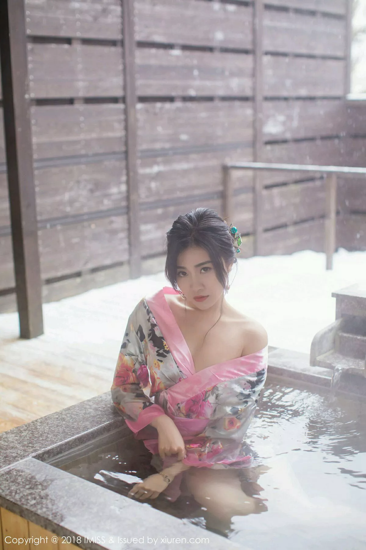 秀人集.com_[IMISS爱蜜社]Vol.221_女神许诺Sabrina北海道旅拍白色蕾丝内衣丝袜美腿诱惑写真50P
