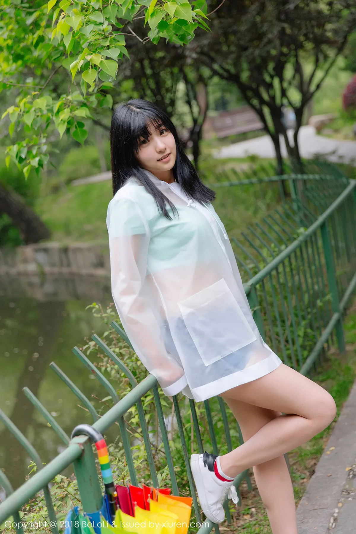 秀人集.com_[Tukmo兔几盟]Vol.106_嫩模球球雨天公园透明雨衣秀性感牛仔热裤迷人写真38P