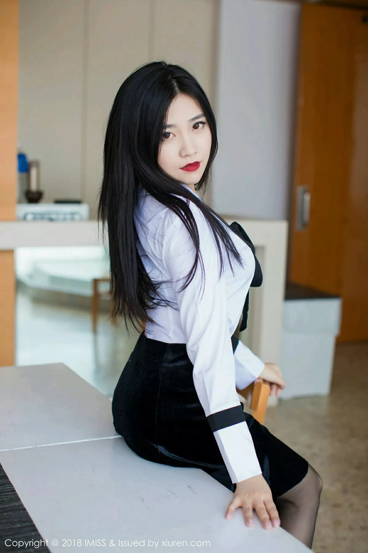 秀人集.com_[IMISS爱蜜社]Vol.239_女神许诺Sabrina日本旅拍白衬衣配黑短裙黑丝袜诱惑写真60P