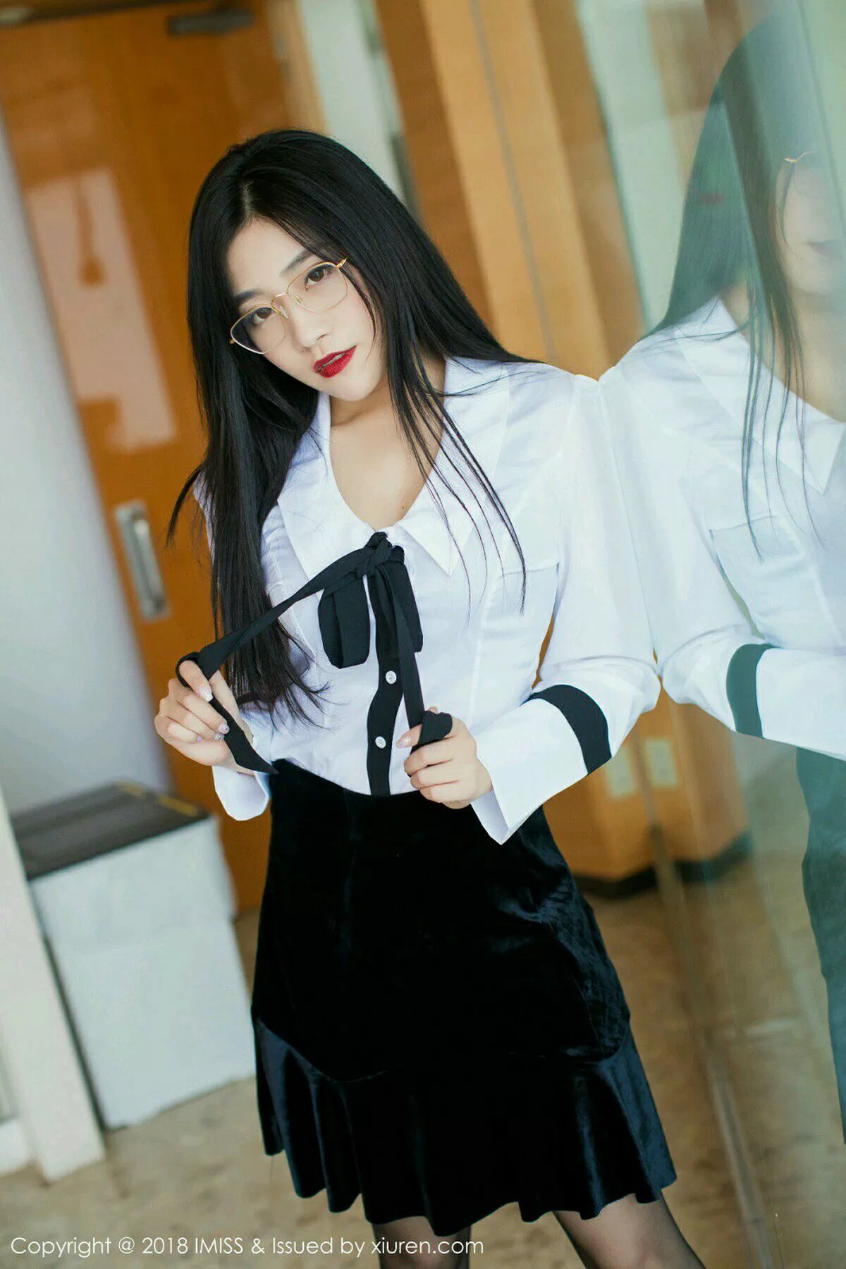 秀人集.com_[IMISS爱蜜社]Vol.239_女神许诺Sabrina日本旅拍白衬衣配黑短裙黑丝袜诱惑写真60P
