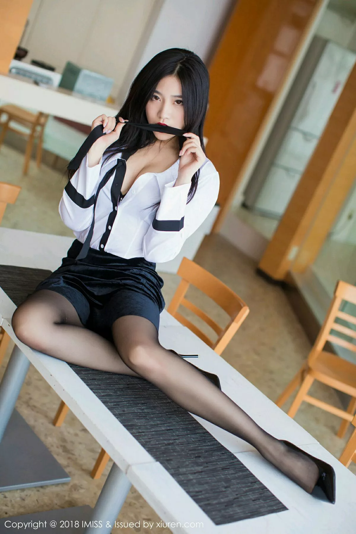 秀人集.com_[IMISS爱蜜社]Vol.239_女神许诺Sabrina日本旅拍白衬衣配黑短裙黑丝袜诱惑写真60P