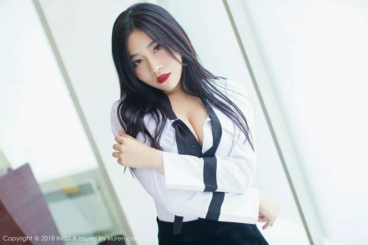 秀人集.com_[IMISS爱蜜社]Vol.239_女神许诺Sabrina日本旅拍白衬衣配黑短裙黑丝袜诱惑写真60P