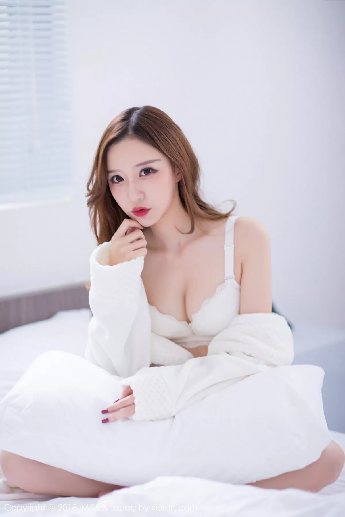 秀人集.com_[IMISS爱蜜社]Vol.233_新人嫩模小琳白色蕾丝连身裙+私房浴袍秀豪乳诱惑写真44P