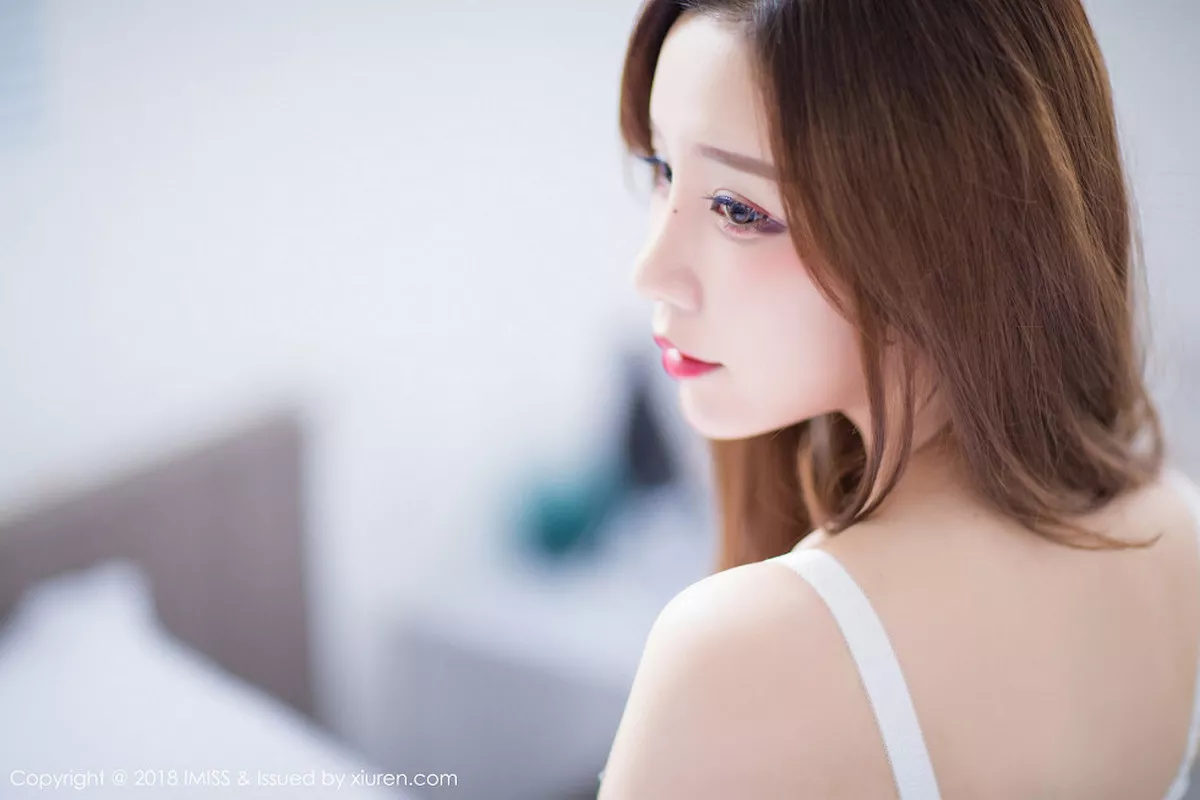 秀人集.com_[IMISS爱蜜社]Vol.233_新人嫩模小琳白色蕾丝连身裙+私房浴袍秀豪乳诱惑写真44P