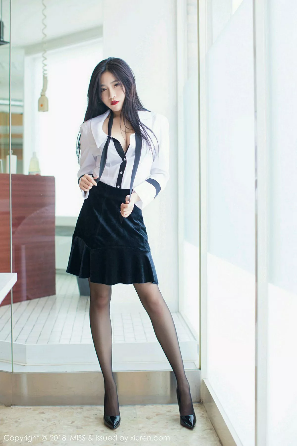 秀人集.com_[IMISS爱蜜社]Vol.239_女神许诺Sabrina日本旅拍白衬衣配黑短裙黑丝袜诱惑写真60P