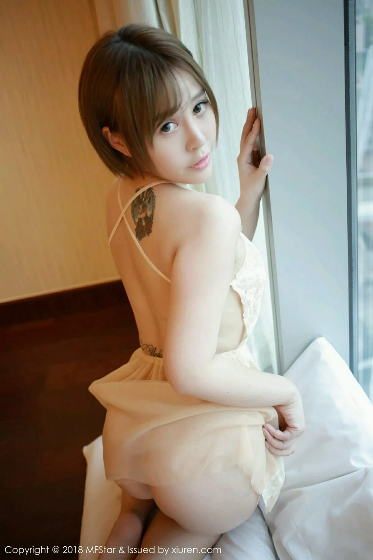 秀人集.com_[MFStar模范学院]Vol.125_女神Evelyn艾莉居家私房粉色吊带薄纱+半脱内衣诱惑写真52P
