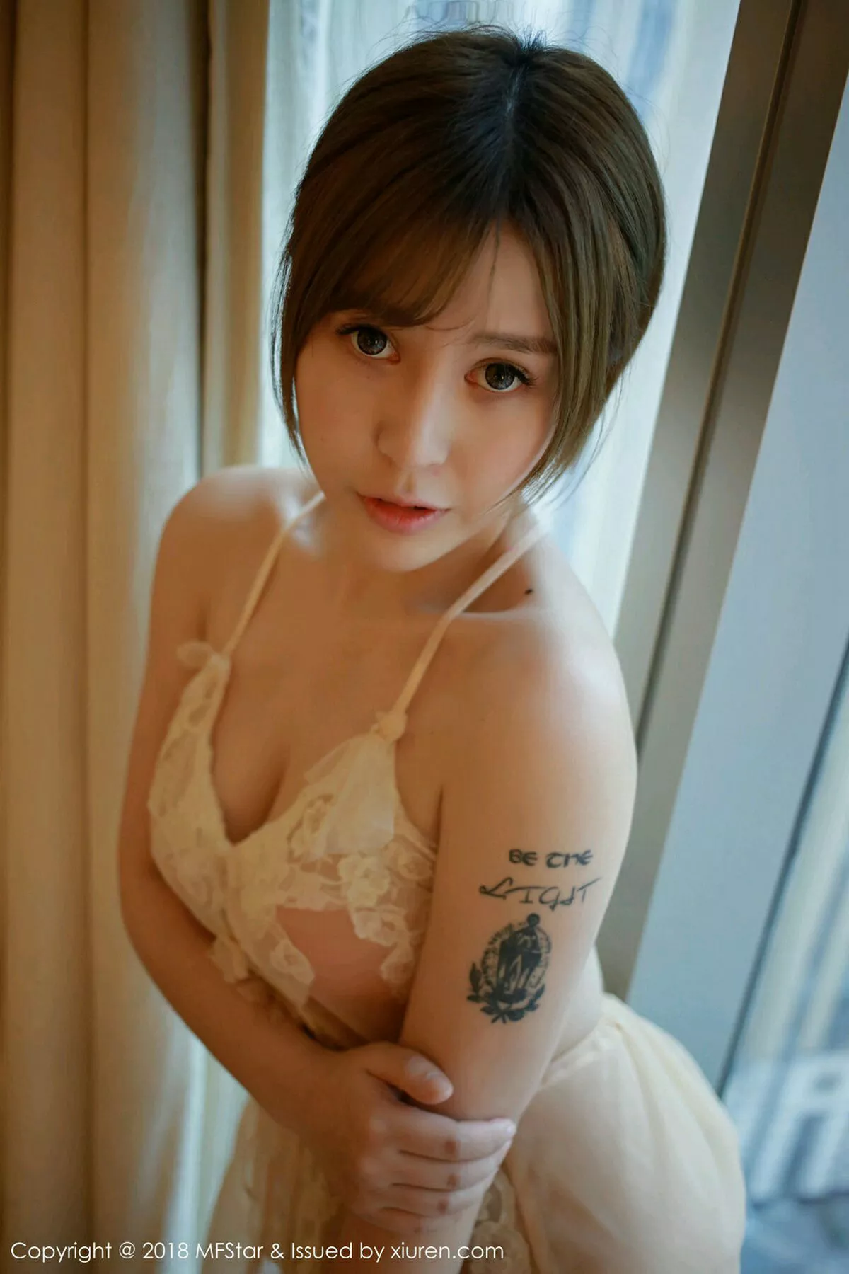 秀人集.com_[MFStar模范学院]Vol.125_女神Evelyn艾莉居家私房粉色吊带薄纱+半脱内衣诱惑写真52P