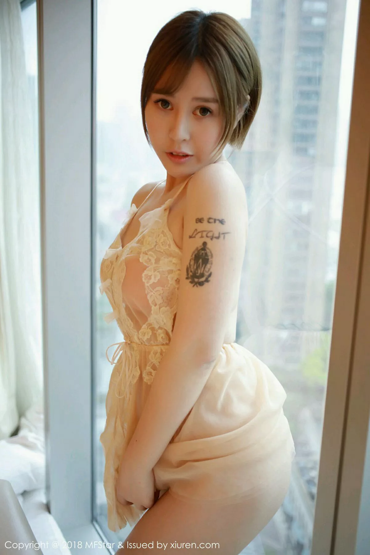 秀人集.com_[MFStar模范学院]Vol.125_女神Evelyn艾莉居家私房粉色吊带薄纱+半脱内衣诱惑写真52P