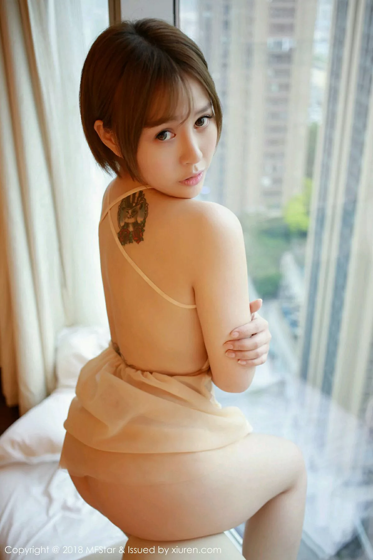 秀人集.com_[MFStar模范学院]Vol.125_女神Evelyn艾莉居家私房粉色吊带薄纱+半脱内衣诱惑写真52P