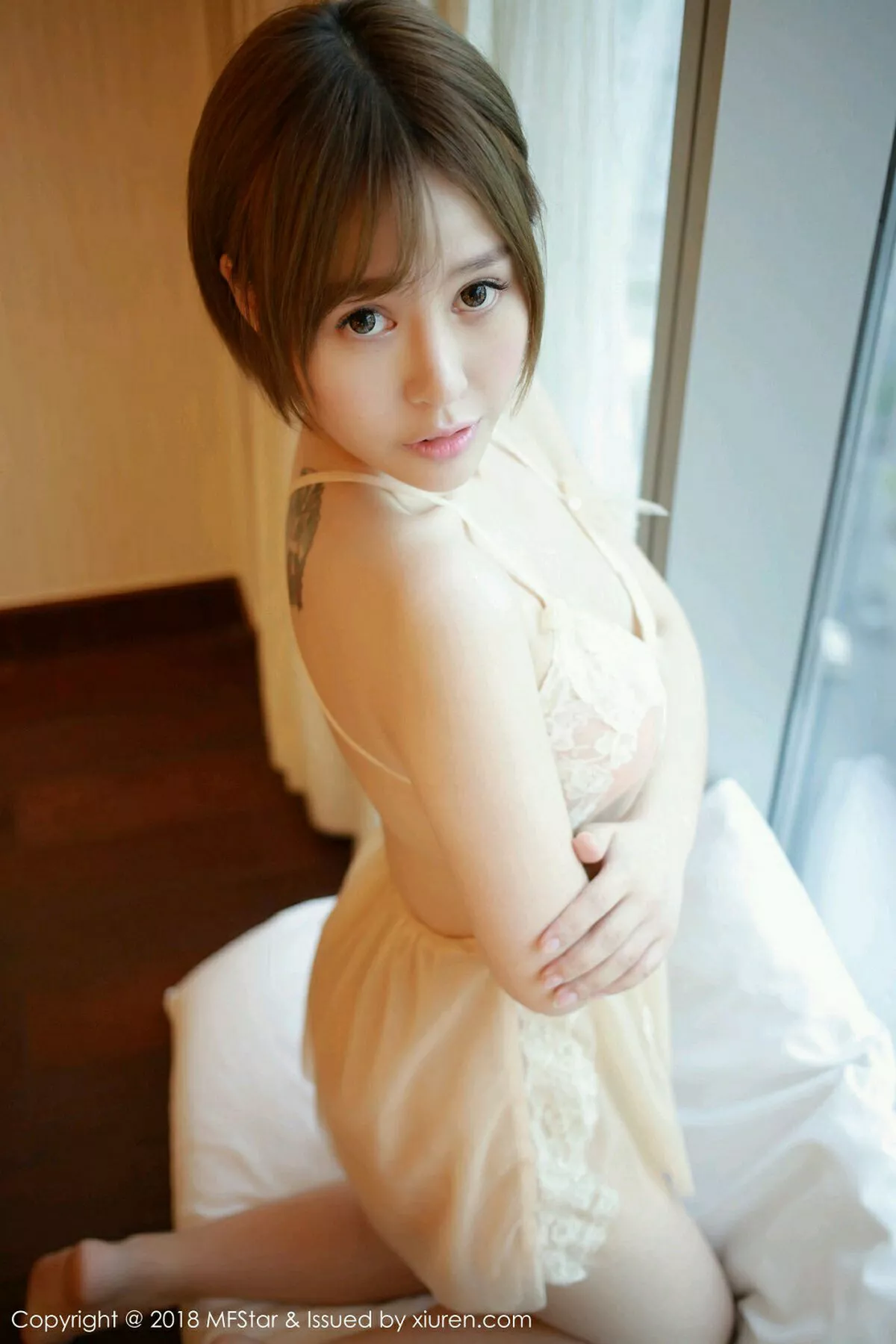 秀人集.com_[MFStar模范学院]Vol.125_女神Evelyn艾莉居家私房粉色吊带薄纱+半脱内衣诱惑写真52P