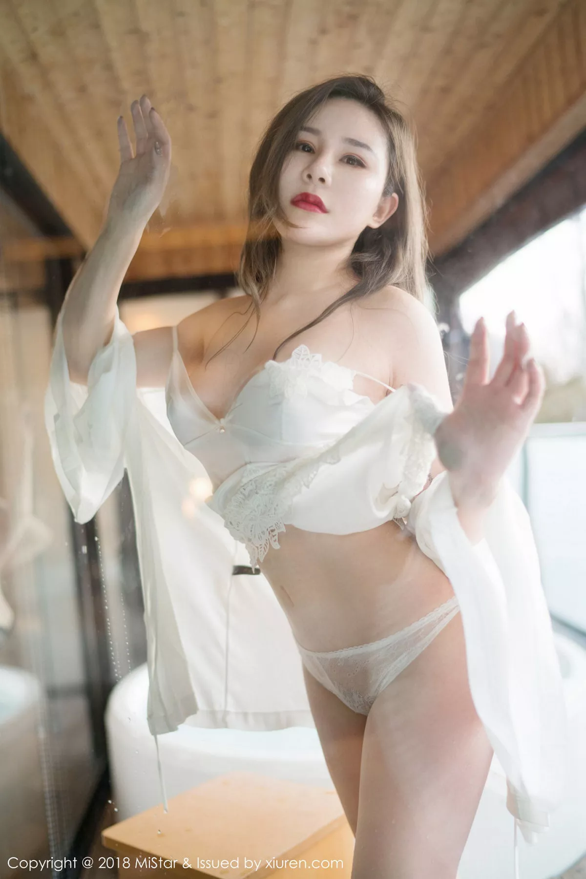 秀人集.com_[MiStar魅妍社]Vol.228_嫩模小奶昔Kyra北海道旅拍浴缸里蕾丝内衣湿身秀翘臀诱惑写真35P