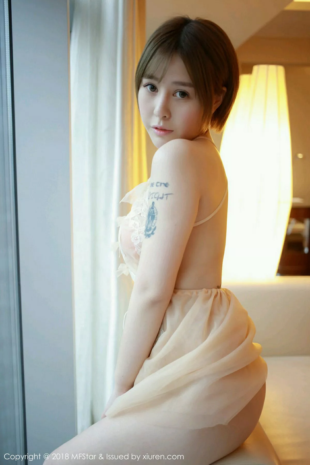 秀人集.com_[MFStar模范学院]Vol.125_女神Evelyn艾莉居家私房粉色吊带薄纱+半脱内衣诱惑写真52P