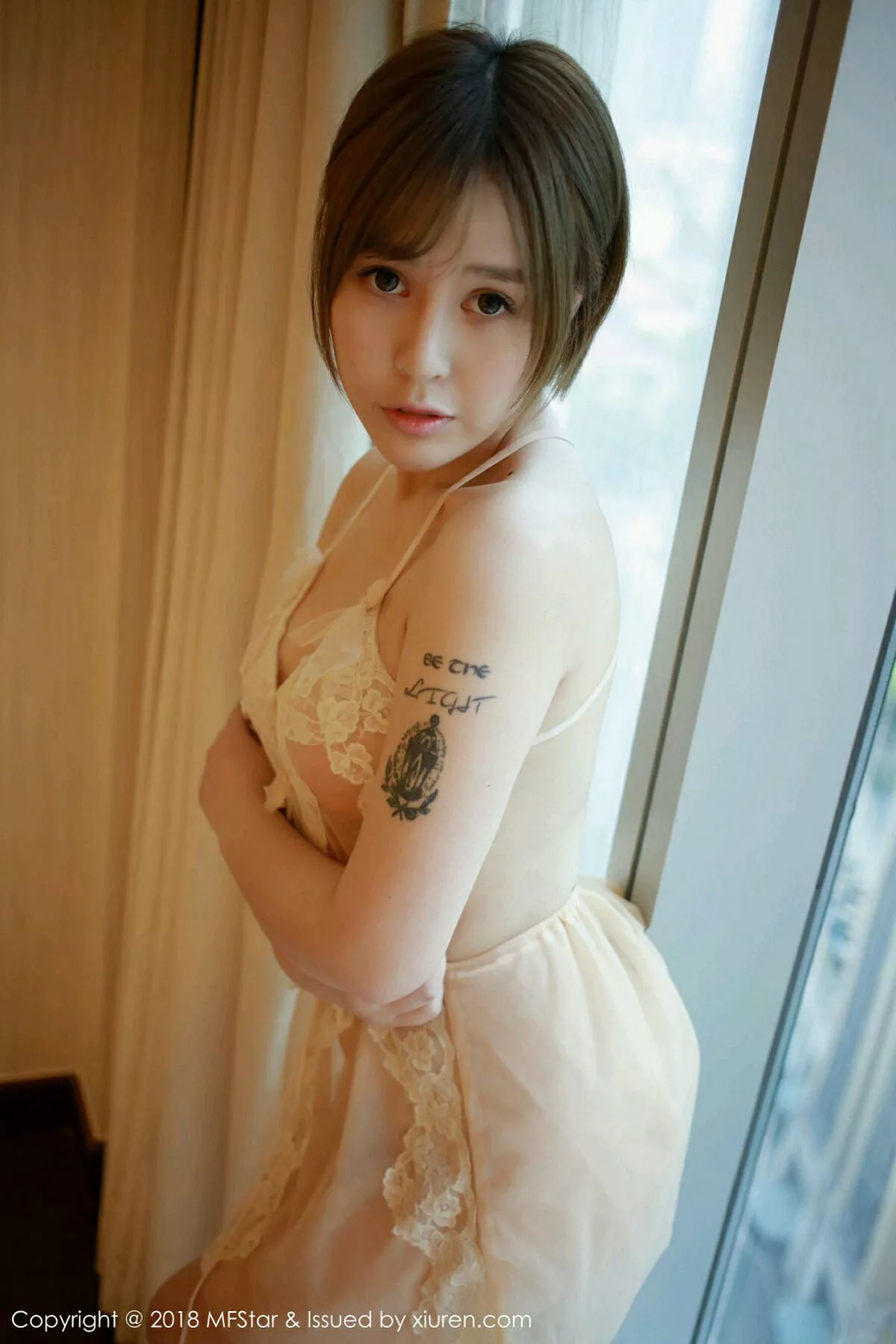 秀人集.com_[MFStar模范学院]Vol.125_女神Evelyn艾莉居家私房粉色吊带薄纱+半脱内衣诱惑写真52P