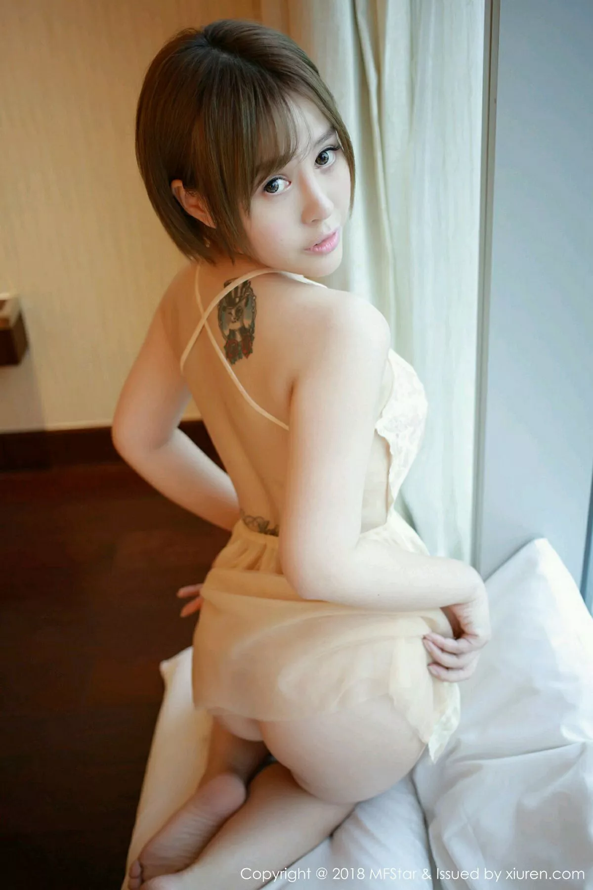 秀人集.com_[MFStar模范学院]Vol.125_女神Evelyn艾莉居家私房粉色吊带薄纱+半脱内衣诱惑写真52P