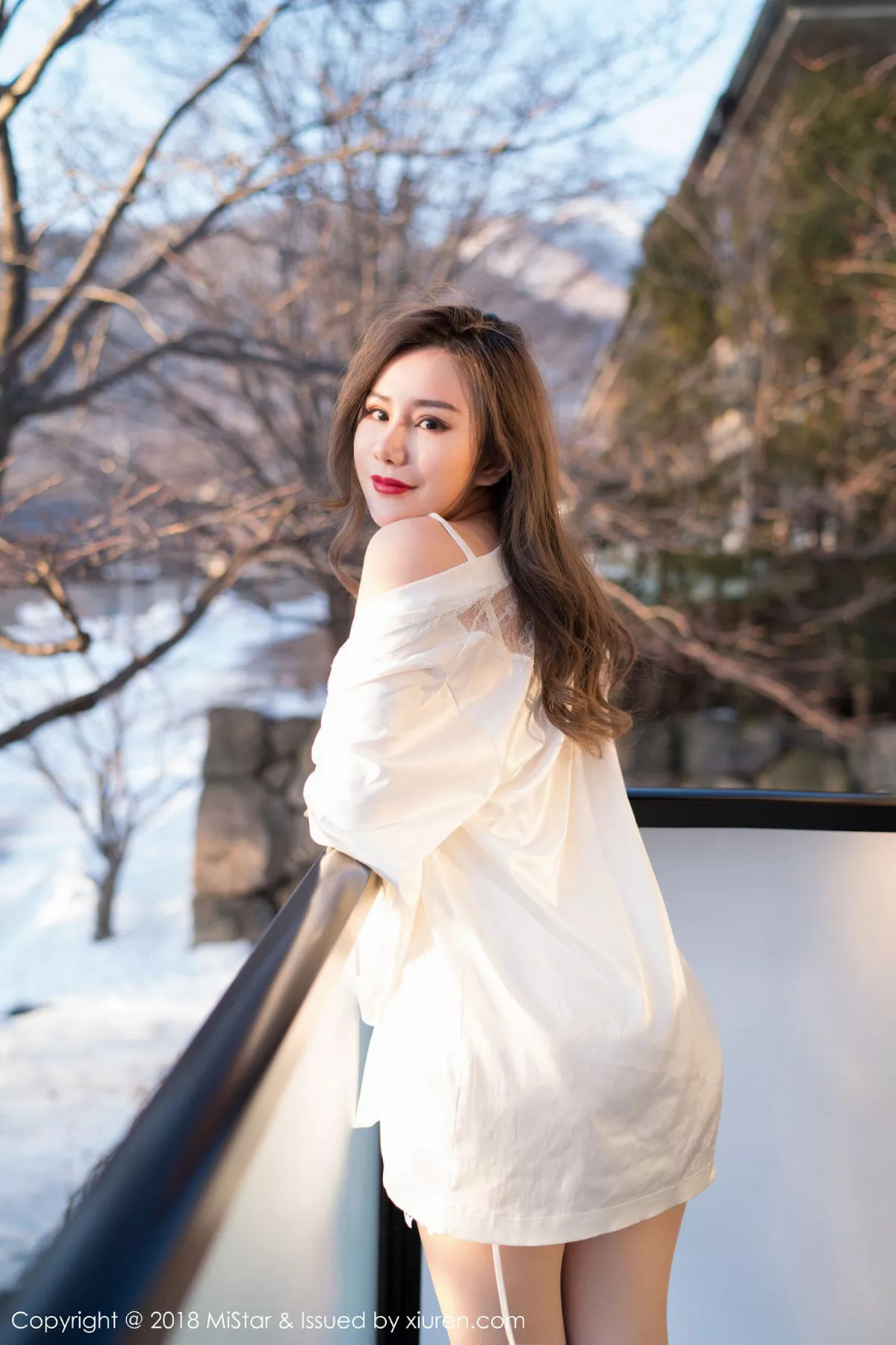 秀人集.com_[MiStar魅妍社]Vol.228_嫩模小奶昔Kyra北海道旅拍浴缸里蕾丝内衣湿身秀翘臀诱惑写真35P