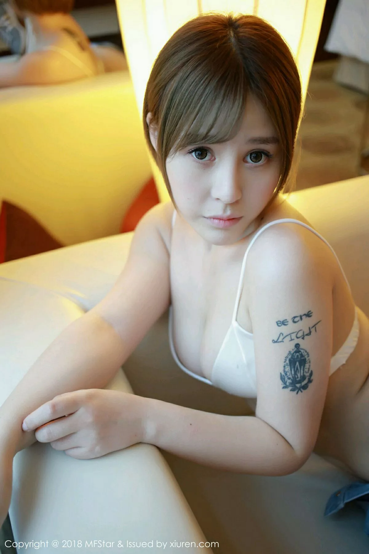 秀人集.com_[MFStar模范学院]Vol.125_女神Evelyn艾莉居家私房粉色吊带薄纱+半脱内衣诱惑写真52P