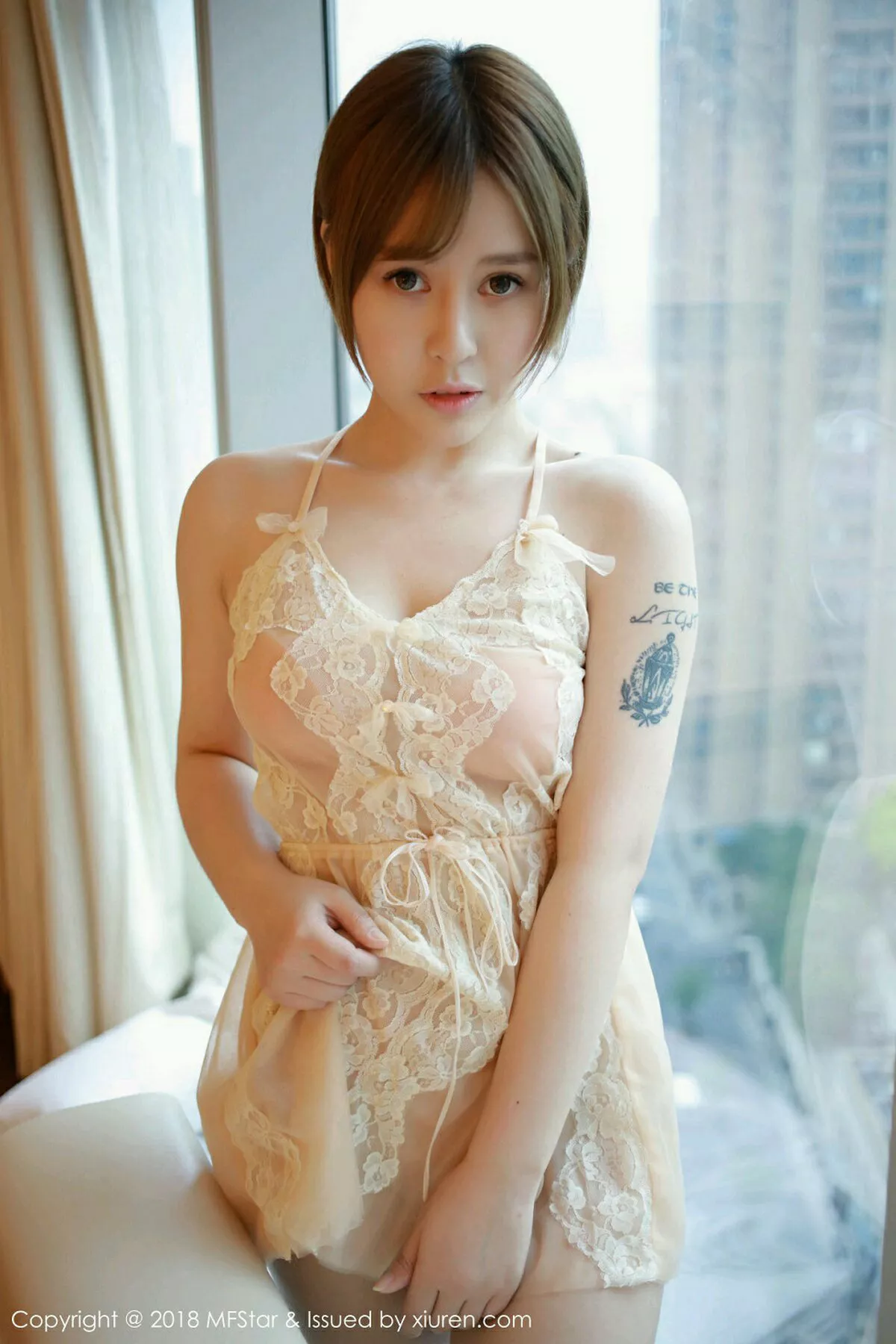 秀人集.com_[MFStar模范学院]Vol.125_女神Evelyn艾莉居家私房粉色吊带薄纱+半脱内衣诱惑写真52P