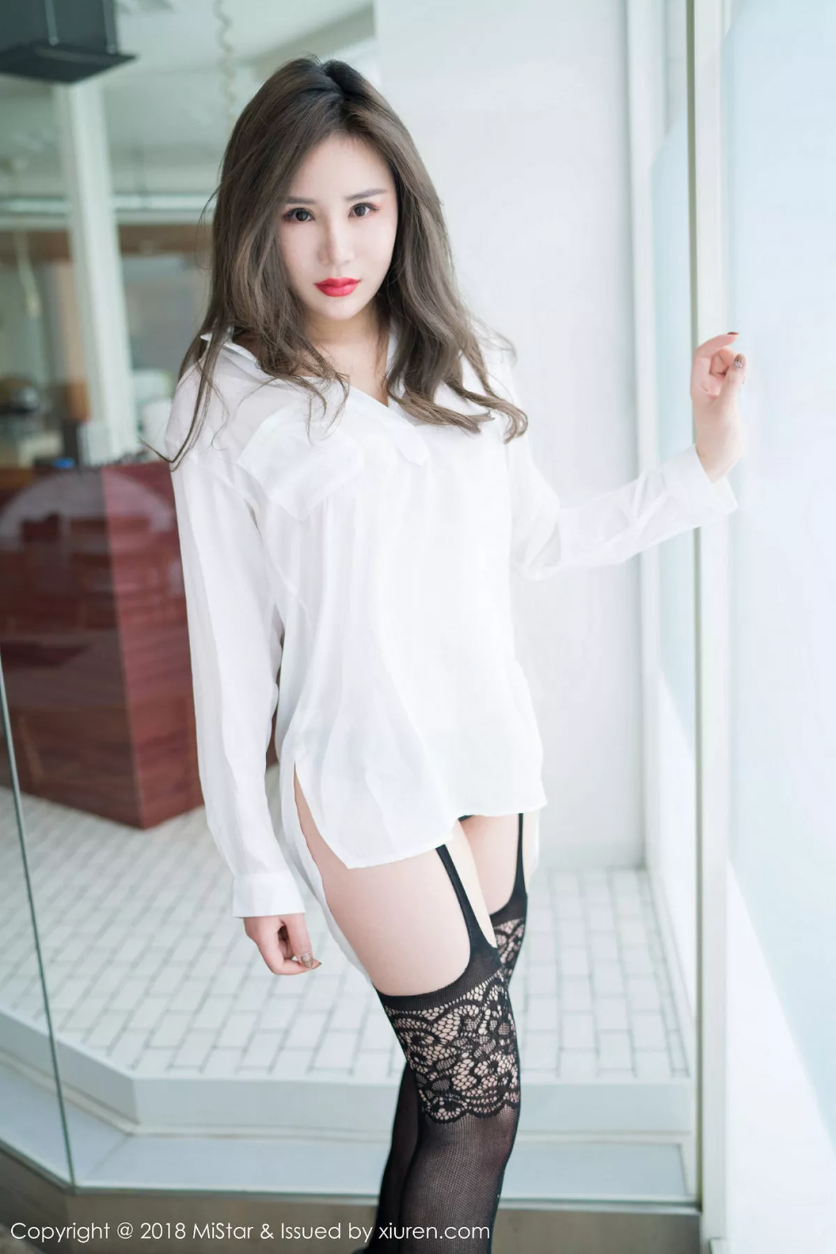 秀人集.com_[MiStar魅妍社]Vol.228_嫩模小奶昔Kyra北海道旅拍浴缸里蕾丝内衣湿身秀翘臀诱惑写真35P