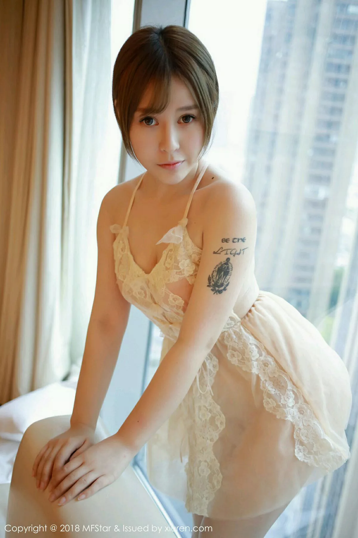 秀人集.com_[MFStar模范学院]Vol.125_女神Evelyn艾莉居家私房粉色吊带薄纱+半脱内衣诱惑写真52P