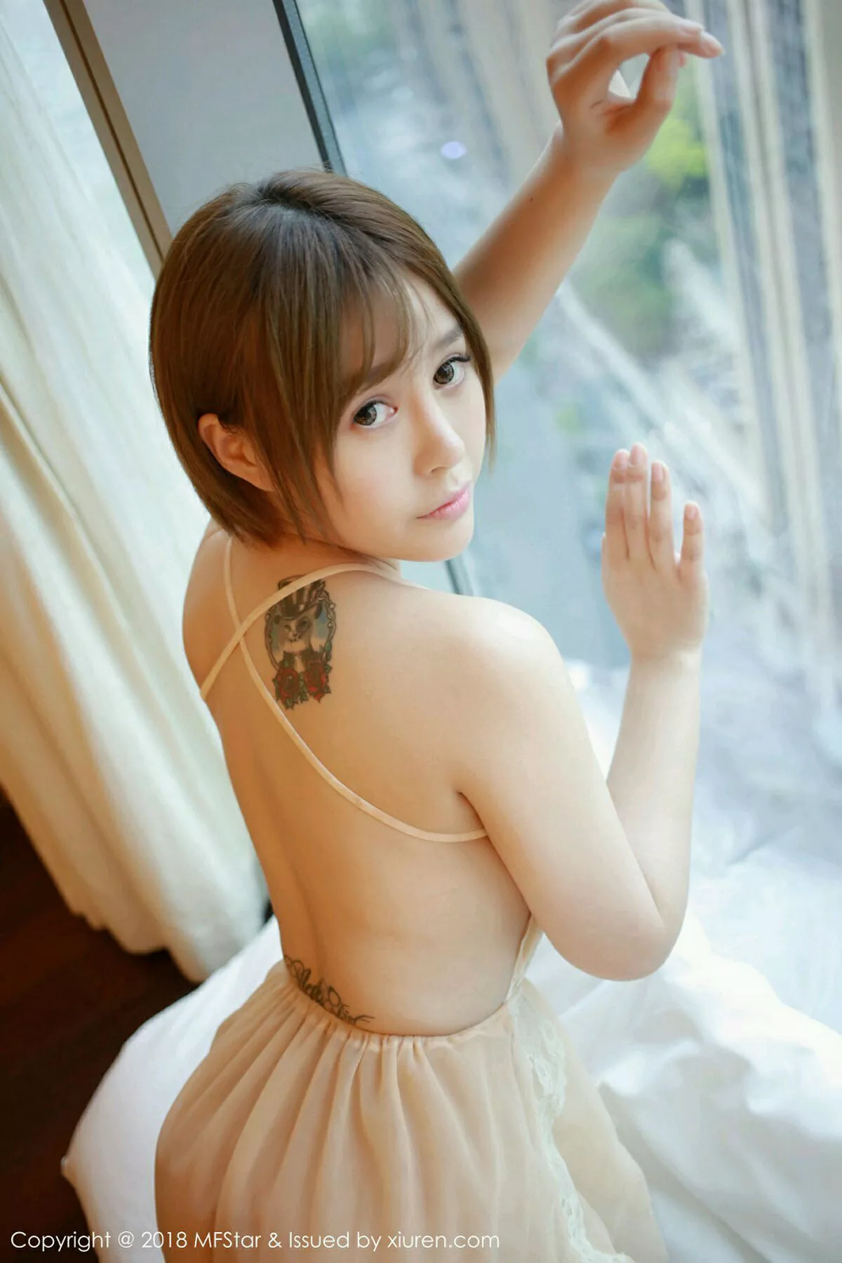 秀人集.com_[MFStar模范学院]Vol.125_女神Evelyn艾莉居家私房粉色吊带薄纱+半脱内衣诱惑写真52P