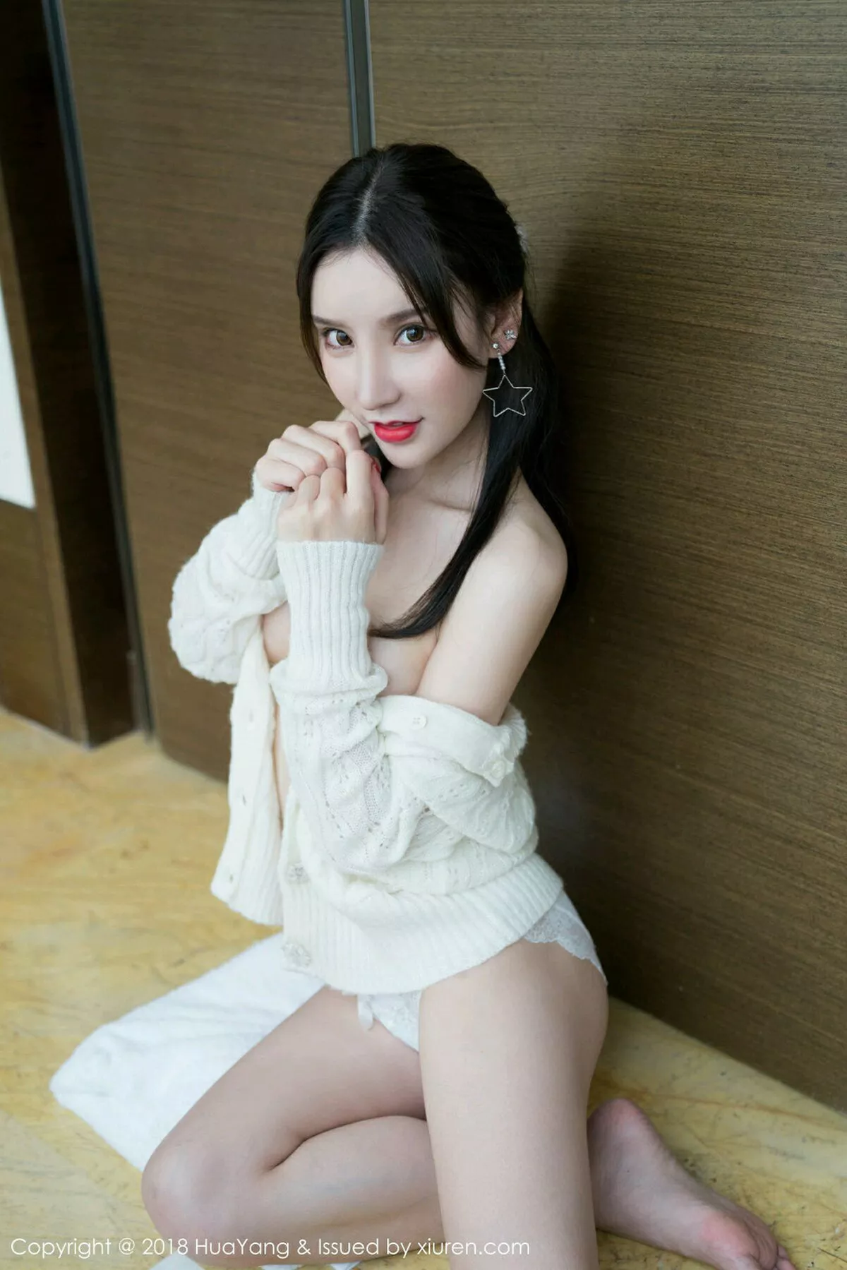 秀人集.com_[HuaYang花漾]Vol.053_嫩模周于希居家嫩黄短裙配吊带白色衣真空侧露美乳诱惑写真45P