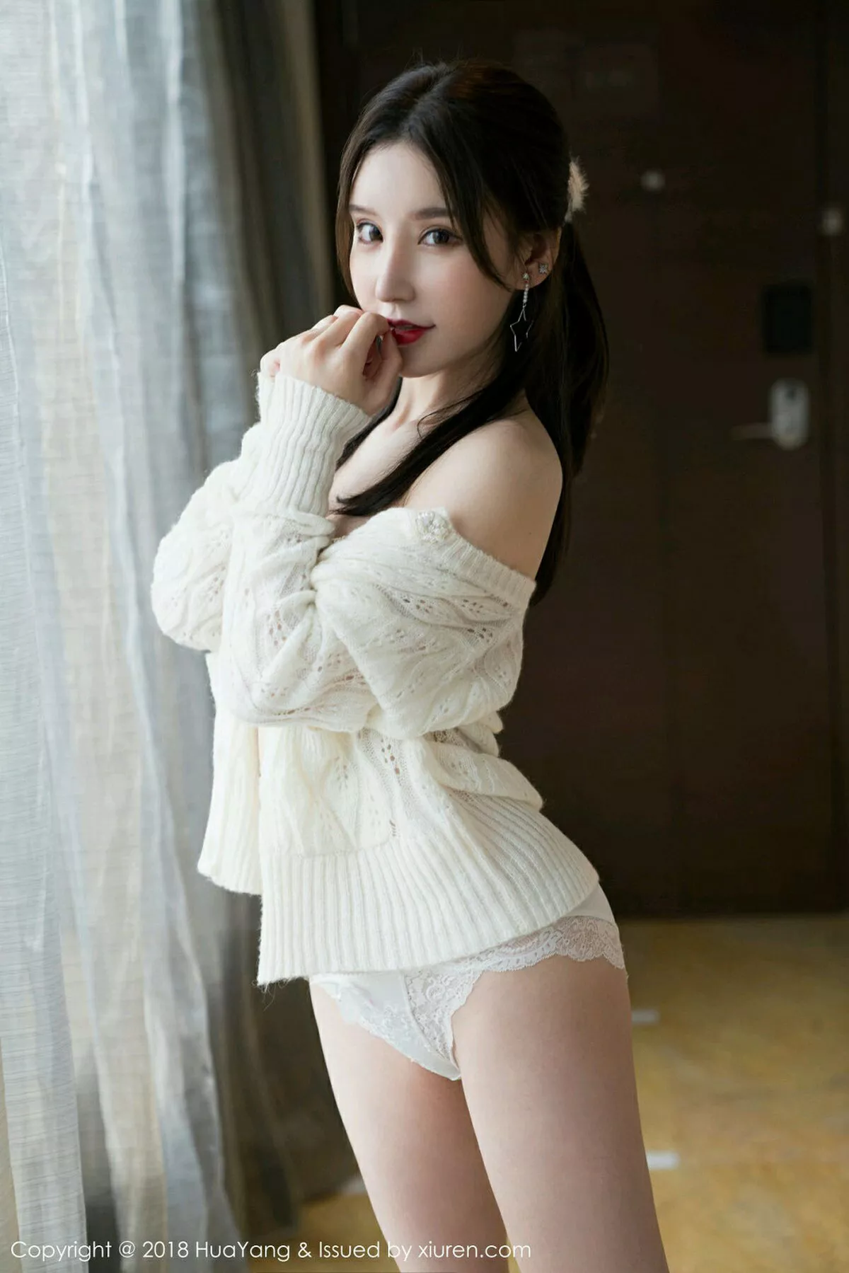 秀人集.com_[HuaYang花漾]Vol.053_嫩模周于希居家嫩黄短裙配吊带白色衣真空侧露美乳诱惑写真45P