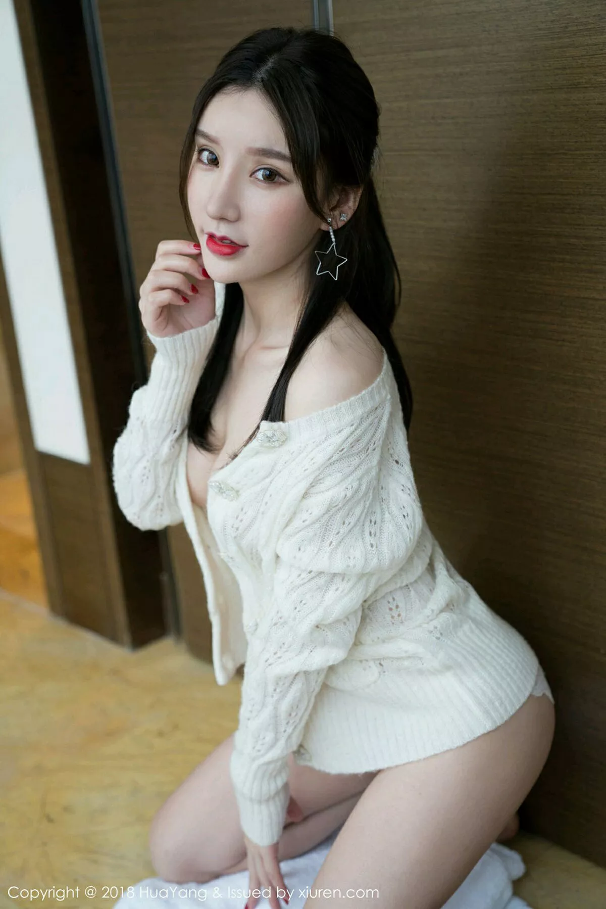 秀人集.com_[HuaYang花漾]Vol.053_嫩模周于希居家嫩黄短裙配吊带白色衣真空侧露美乳诱惑写真45P