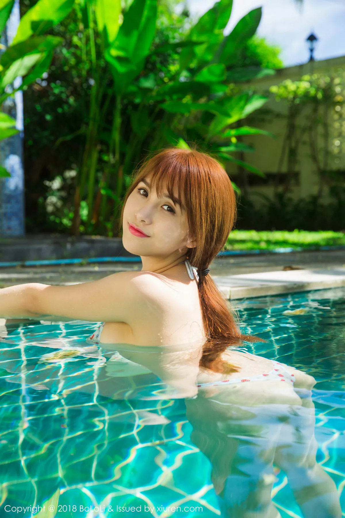 秀人集.com_[BoLoli波萝社]Vol.121_女神夏美酱小草莓内衣秀完美身材泳池边湿身诱惑写真41P