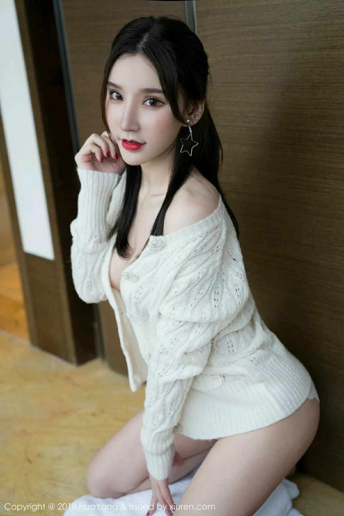 秀人集.com_[HuaYang花漾]Vol.053_嫩模周于希居家嫩黄短裙配吊带白色衣真空侧露美乳诱惑写真45P