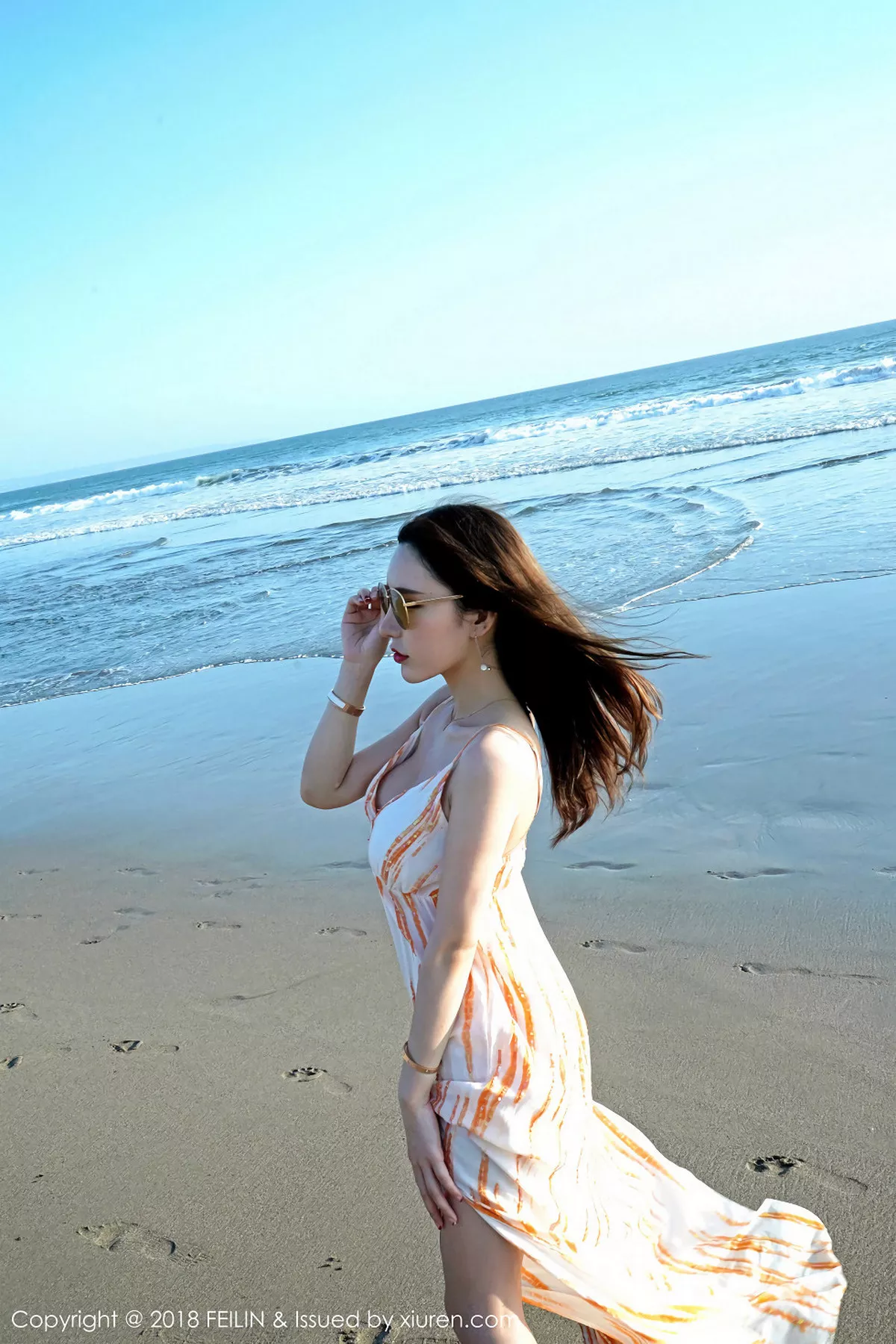 秀人集.com_[FeiLin嗲囡囡]Vol.144_美女主播周于希泳池里性感连体比基尼秀完美身材写真43P