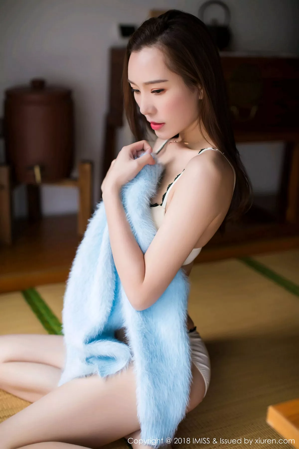 秀人集.com_[IMISS爱蜜社]Vol.274_嫩模Katrina居家脱低胸蓝色毛衣秀性感内衣完美身材写真33P
