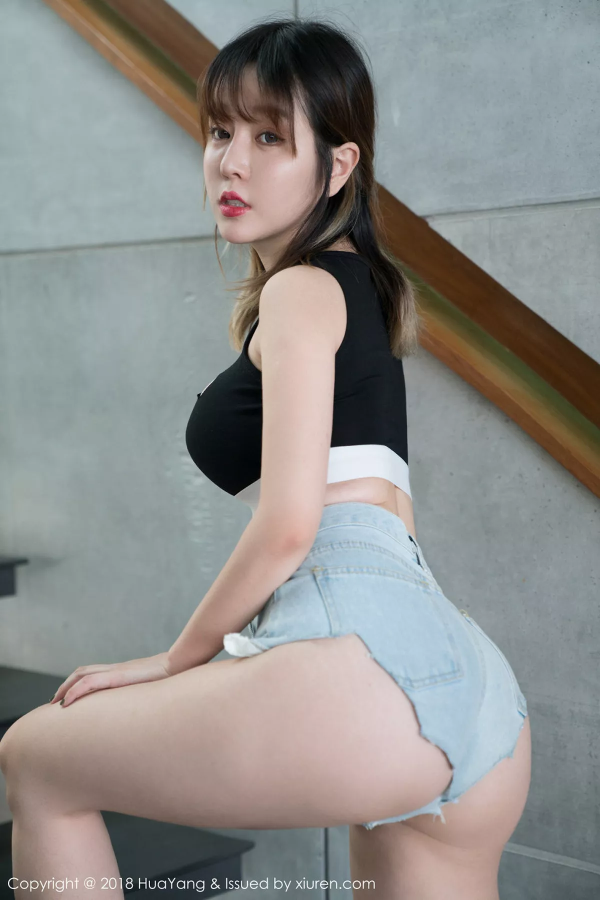 秀人集.com_[HuaYang花漾]Vol.075_女神王雨纯普吉岛外拍撩衣露豪乳胶带遮点极致诱惑写真42P
