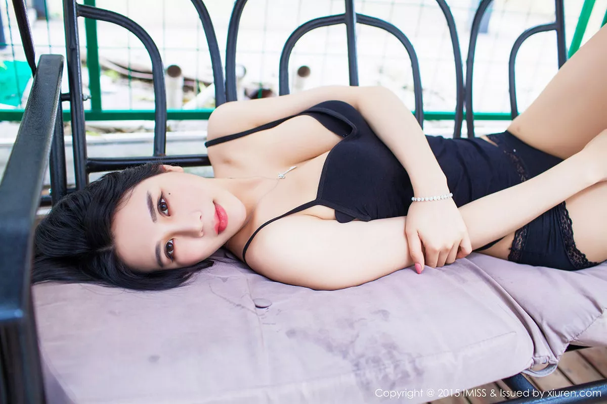 秀人集.com_[IMISS爱蜜社]Vol.048_嫩模林恩芝黑色蕾丝内裤秀美臀性感内衣迷人美胸写真50P