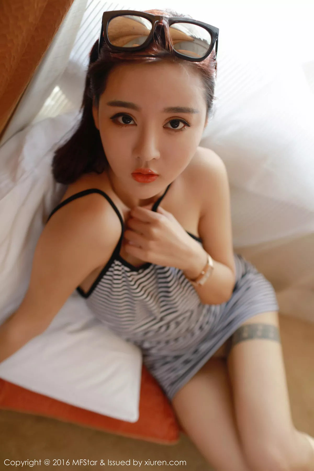 秀人集.com_[MFStar模范学院]Vol.060_嫩模佳佳JiaJia居家私房大尺度秀豪乳靓丽迷人写真56P