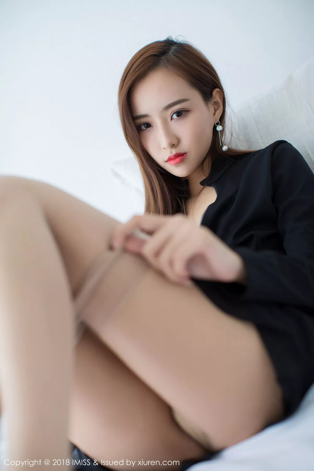 秀人集.com_[IMISS爱蜜社]Vol.286_气质女神猫宝黑色连身裙配肉丝裤袜秀修长美腿妩媚诱惑写真49P
