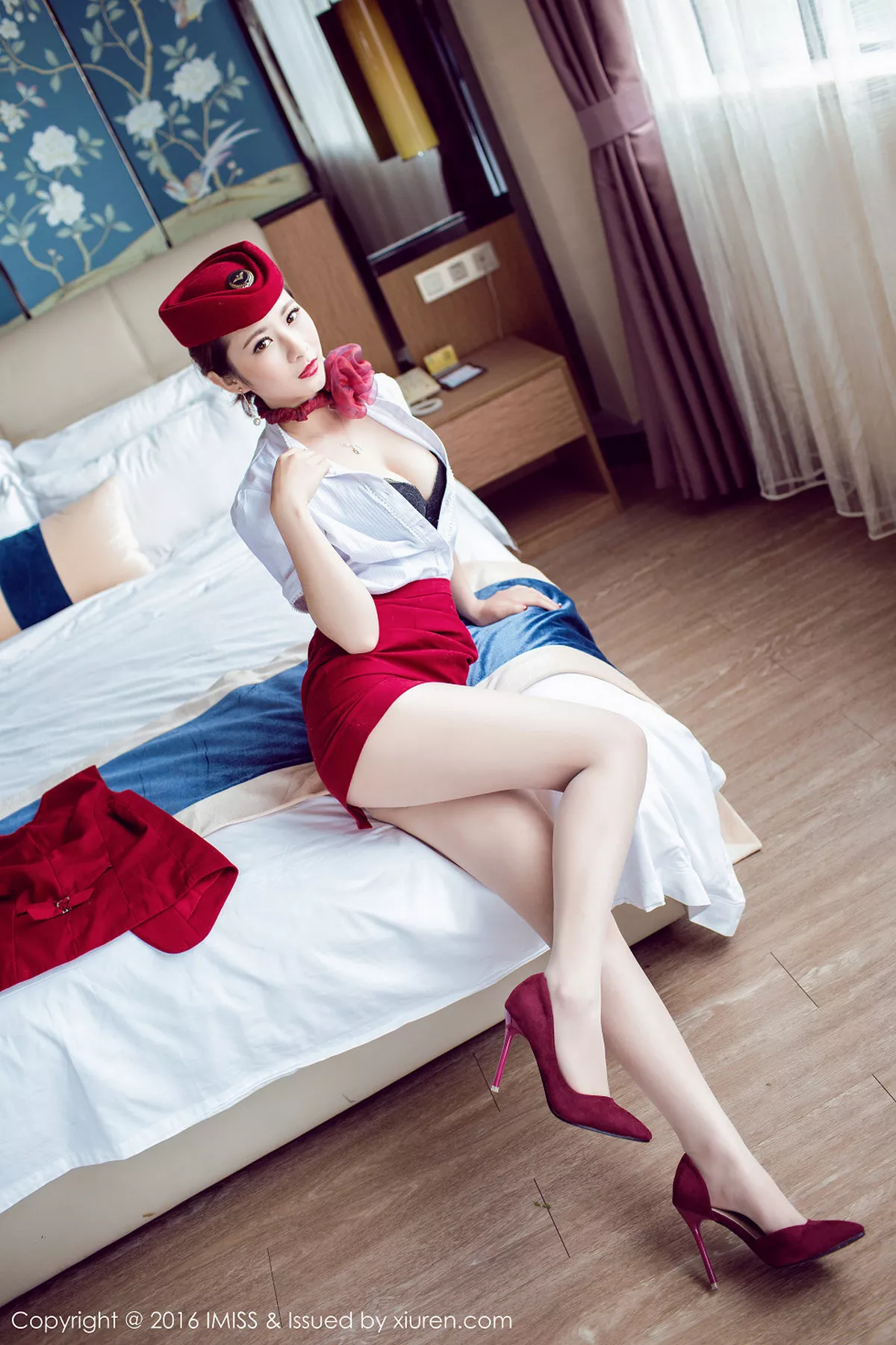 秀人集.com_[IMISS爱蜜社]Vol.082_嫩模莉莉Lily红色空姐制服肉丝美腿性感翘臀诱惑写真50P