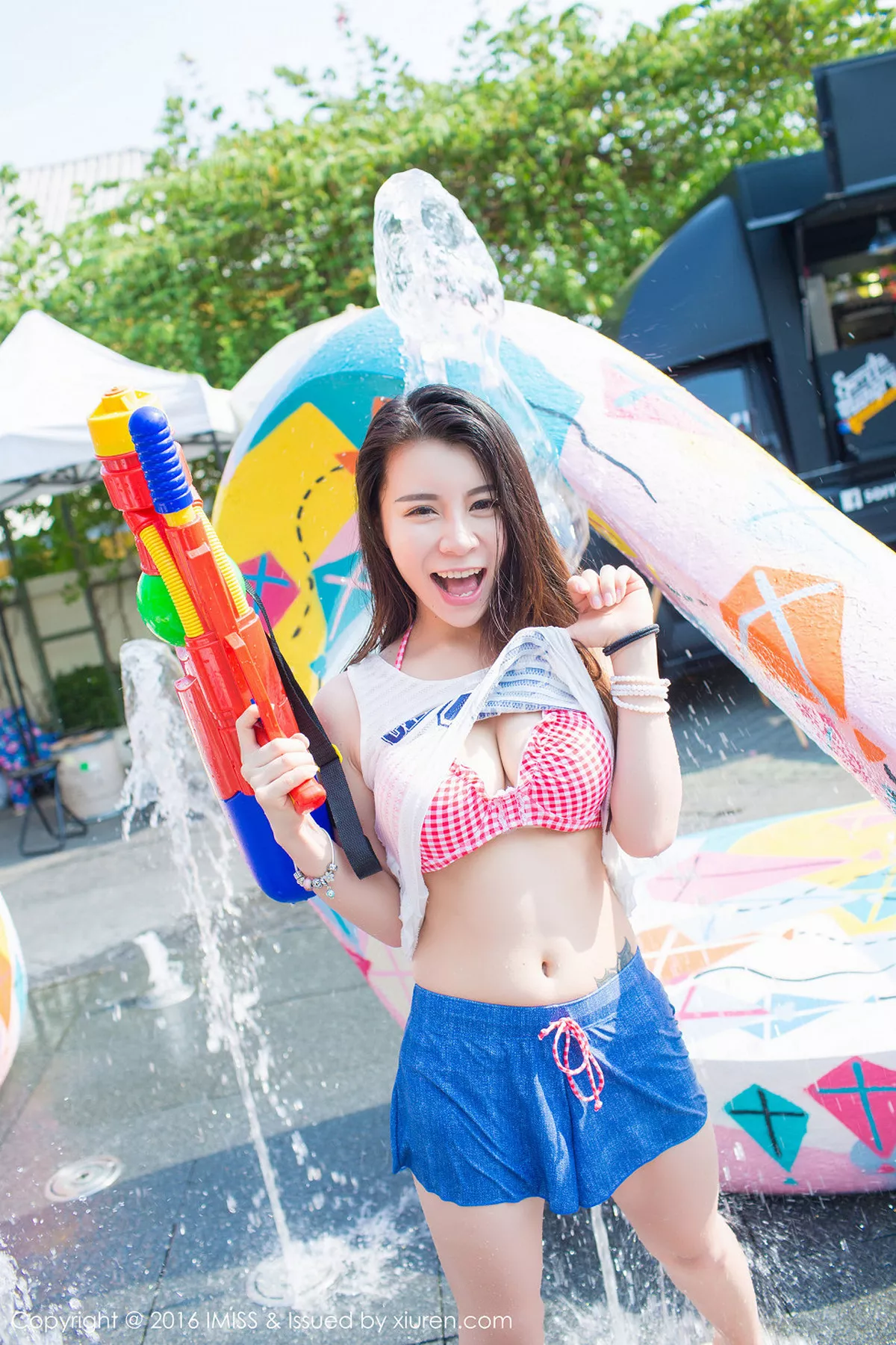 秀人集.com_[IMISS爱蜜社]Vol.126_嫩模vetiver嘉宝贝儿夏日清凉街拍脱上衣秀豪乳写真40P