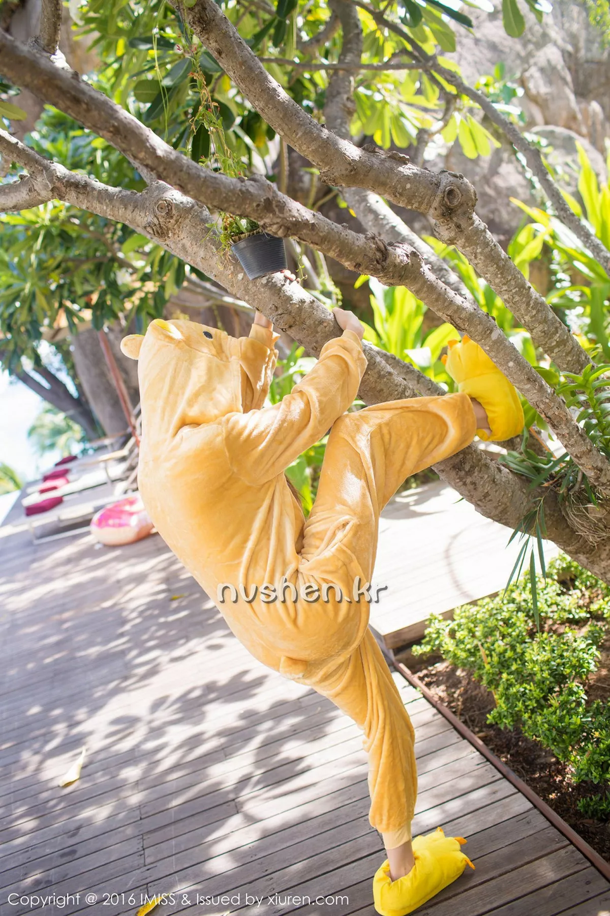 秀人集.com_[IMISS爱蜜社]Vol.136_嫩模Sugar小甜心CC苏梅岛旅拍美女扮野兽性感黑丝写真59P