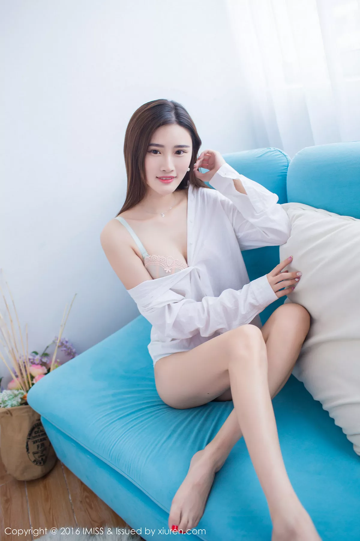秀人集.com_[IMISS爱蜜社]Vol.135_嫩模格格污巫宽松睡裙下性感内衣秀完美身材清爽写真66P