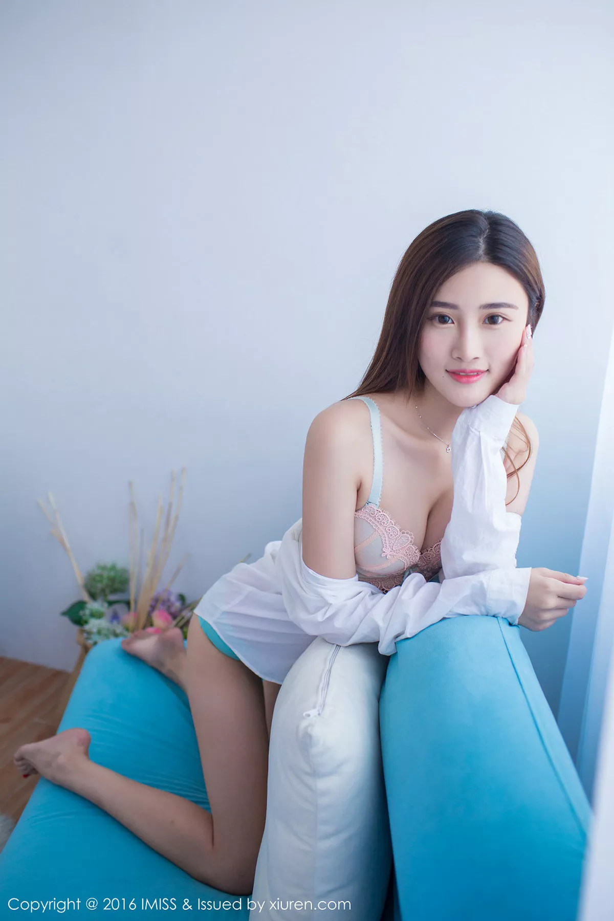 秀人集.com_[IMISS爱蜜社]Vol.135_嫩模格格污巫宽松睡裙下性感内衣秀完美身材清爽写真66P