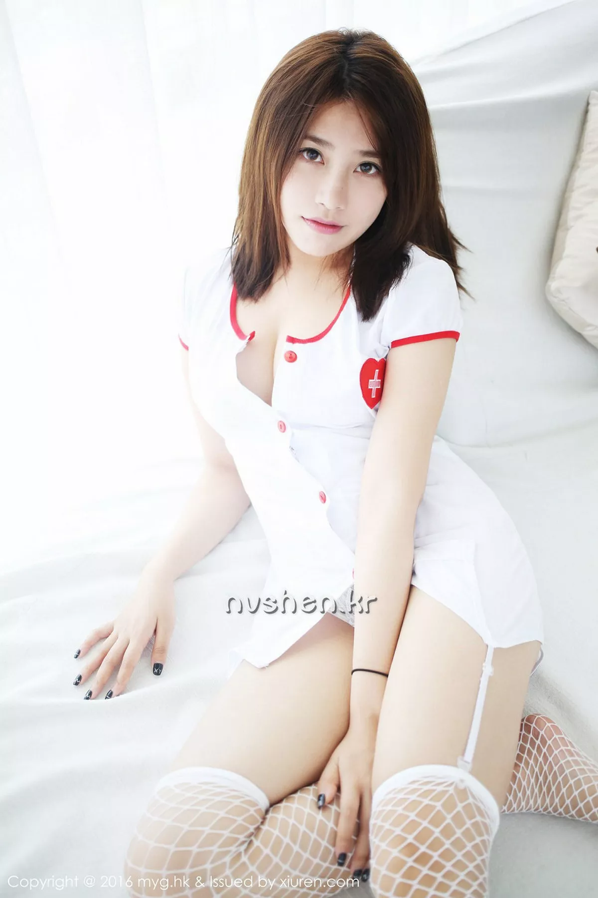 秀人集.com_[MyGirl美媛馆]Vol.233_嫩模许诺Sabrina居家私房护士装白色丝袜性感美腿写真64P