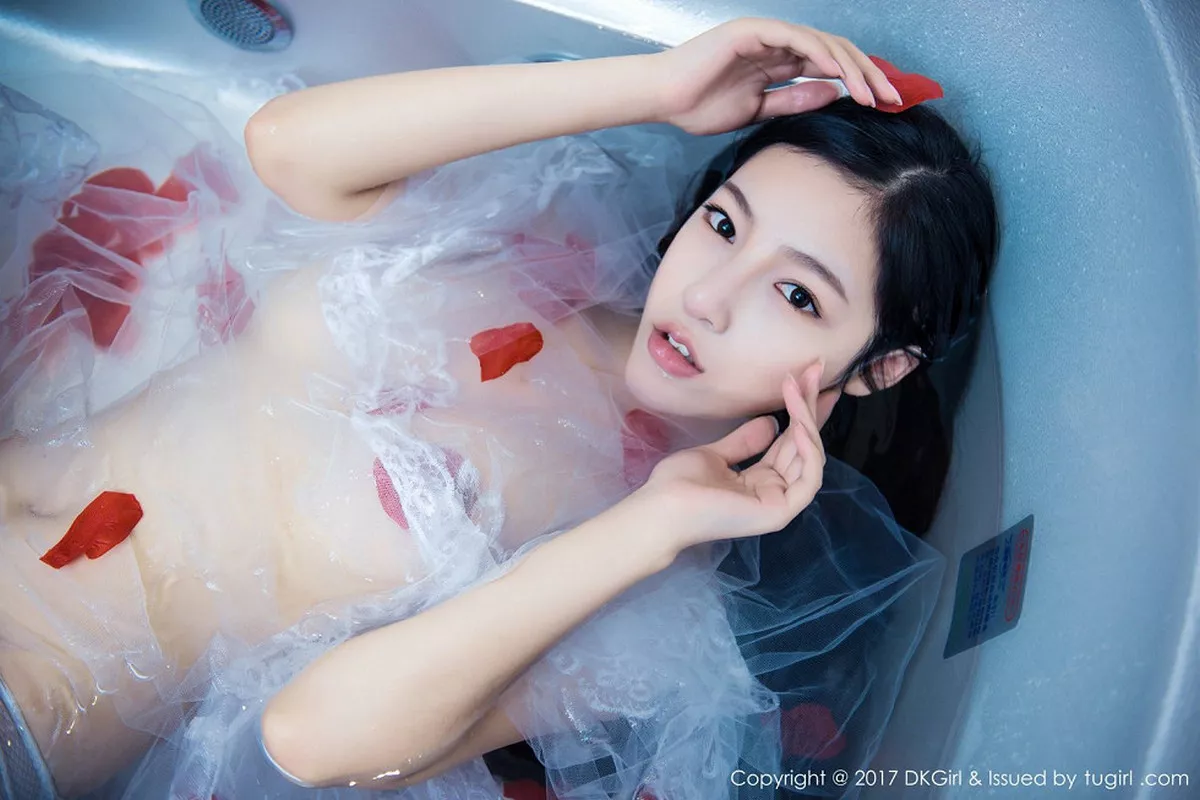 秀人集.com_[DKGirl御女郎]Vol.009_嫩模UU阿文居家大尺度浴缸里湿身透视秀诱人胴体诱惑写真51P