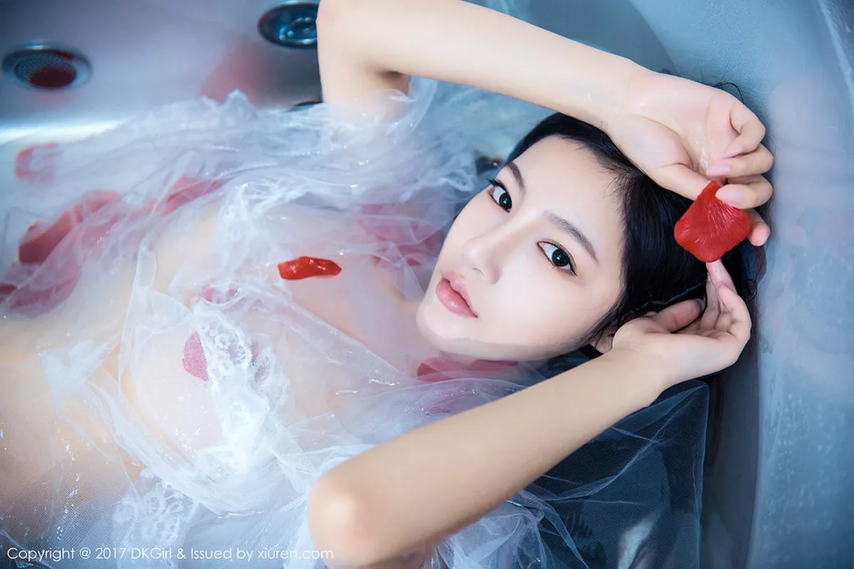 秀人集.com_[DKGirl御女郎]Vol.009_嫩模UU阿文居家大尺度浴缸里湿身透视秀诱人胴体诱惑写真51P